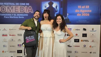 Three People Pose in Front of a Festival Backdrop Reading comedia and Dates Smiling at the Camera Zaragozala | Agenda Cultural Ocio Y Planes En Zaragoza Zaragozala   Qué Hacer En Zaragoza