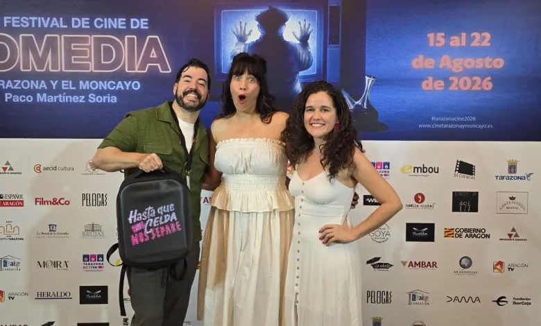 Three People Pose in Front of a Festival Backdrop Reading comedia and Dates Smiling at the Camera Zaragozala | Agenda Cultural Ocio Y Planes En Zaragoza Zaragozala Qué Hacer En Zaragoza