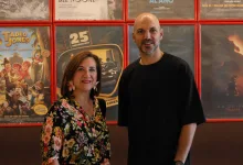 Two People Pose for a Photo in Front of a Wall of Red framed Movie Posters in a Cinema Lobby La Sombra Del Nogal Se Estrena En Zaragoza Zaragozala   Qué Hacer En Zaragoza