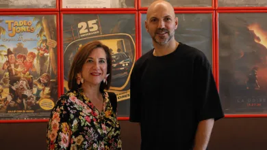 Two People Pose for a Photo in Front of a Wall of Red framed Movie Posters in a Cinema Lobby La Sombra Del Nogal Se Estrena En Zaragoza Zaragozala   Qué Hacer En Zaragoza