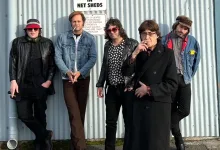 Five member Rock Band Posing Against a Corrugated Metal Wall Under a no Smoking in Net Sheds Sign Wearing Denim and Leather Jackets and Sunglasses Flamin Groovies En Zaragoza Concierto Por Sus 60 Años Zaragozala   Qué Hacer En Zaragoza