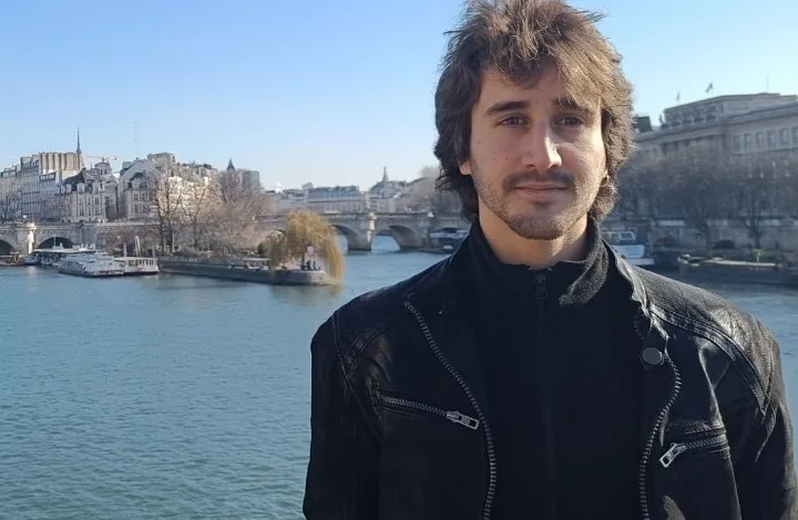 Portrait of a Man in a Black Jacket Standing by a River with a Cityscape and Bridges in the Background Zaragozala | Agenda Cultural Ocio Y Planes En Zaragoza Zaragozala Qué Hacer En Zaragoza