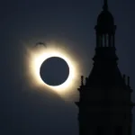 Eclipse Zaragoza Miles De Personas Observan El Eclipse Total En Zaragoza Zaragozala Qué Hacer En Zaragoza