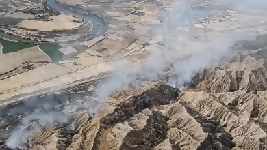 Aerial View of a Rugged Mountain Slope with White Smoke Plumes Rising from Several Rocky Outcrops Valley and Patchwork Fields Visible Below Incendio En Villafranca De Ebro 60 Hectáreas Afectadas Zaragozala   Qué Hacer En Zaragoza