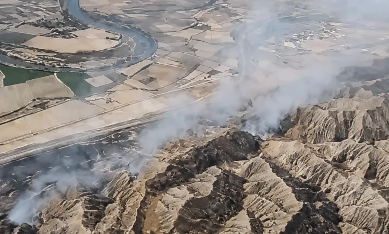 Aerial View of a Rugged Mountain Slope with White Smoke Plumes Rising from Several Rocky Outcrops Valley and Patchwork Fields Visible Below Incendio En Villafranca De Ebro 60 Hectáreas Afectadas Zaragozala Qué Hacer En Zaragoza