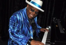 Smiling Man in a Blue Striped Suit and White Hat with a Blue Band Plays a Grand Piano Zaragozala | Agenda Cultural Ocio Y Planes En Zaragoza Zaragozala Qué Hacer En Zaragoza