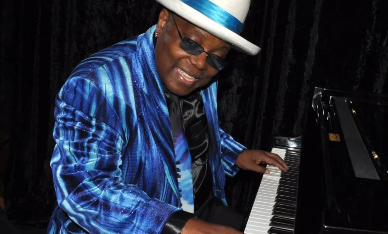 Smiling Man in a Blue Striped Suit and White Hat with a Blue Band Plays a Grand Piano Zaragozala | Agenda Cultural Ocio Y Planes En Zaragoza Zaragozala Qué Hacer En Zaragoza