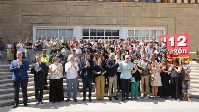 Large Diverse Group Standing on Steps Outside a Stone Building Clapping with a Red 12 Aragón Banner Visible Luto Oficial En Aragón Por El Soldado De La Ume Zaragozala Qué Hacer En Zaragoza
