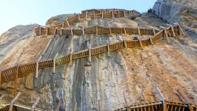 Winding Wooden Stairway with Railings Climbs a Steep Rocky Cliff on a Sheer Rock Face Cierran Las Pasarelas De Montfalcó Por Un Desprendimiento Zaragozala Qué Hacer En Zaragoza