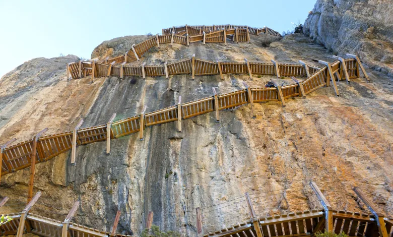 Winding Wooden Stairway with Railings Climbs a Steep Rocky Cliff on a Sheer Rock Face Cierran Las Pasarelas De Montfalcó Por Un Desprendimiento Zaragozala Qué Hacer En Zaragoza