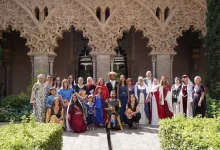 Group of People in Colorful Medieval Costumes Posing in Front of an Ornate Stone Archway in a Sunlit Courtyard Zaragozala | Agenda Cultural Ocio Y Planes En Zaragoza Zaragozala Qué Hacer En Zaragoza