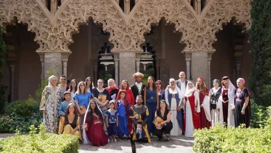 Group of People in Colorful Medieval Costumes Posing in Front of an Ornate Stone Archway in a Sunlit Courtyard La Morisma De Aínsa 2026 Fecha Y Horarios Zaragozala   Qué Hacer En Zaragoza