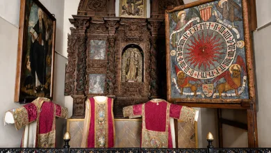 Ornate Wooden Altar with Carved Panels and Small Religious Icons Flanked by Red and gold Liturgical Vestments Zaragozala | Agenda Cultural Ocio Y Planes En Zaragoza Zaragozala   Qué Hacer En Zaragoza
