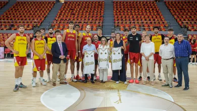 Group of Spain Basketball Players in Yellow and Red Uniforms Pose with Officials on a Court After a Ceremony España portugal De Baloncesto En Zaragoza Hora Y Sede Zaragozala   Qué Hacer En Zaragoza
