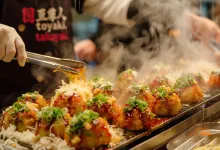 Chef in Gloves Plates Takoyaki on a Hot Griddle Sauce and Toppings Steaming Up the Scene Zaragozala | Agenda Cultural Ocio Y Planes En Zaragoza Zaragozala Qué Hacer En Zaragoza