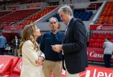 Three Adults in a Conversation in a Sports Arena with Red Seating and Banners in the Background the Woman Wears a Cream Blazer the Man in the Middle Wears a Blue Sweater and the Tall Man on the Right Wears a Dark Suit the Setting Appears to Be a Gym or Stadium Concourse Zaragozala | Agenda Cultural Ocio Y Planes En Zaragoza Zaragozala   Qué Hacer En Zaragoza