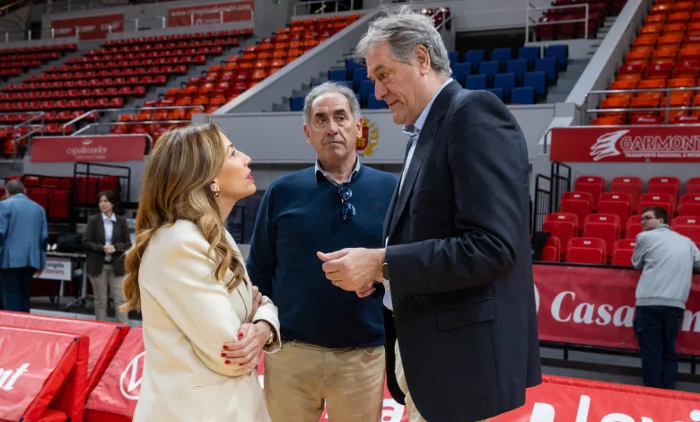 Three Adults in a Conversation in a Sports Arena with Red Seating and Banners in the Background the Woman Wears a Cream Blazer the Man in the Middle Wears a Blue Sweater and the Tall Man on the Right Wears a Dark Suit the Setting Appears to Be a Gym or Stadium Concourse Zaragozala | Agenda Cultural Ocio Y Planes En Zaragoza   Página 10 Zaragozala   Qué Hacer En Zaragoza