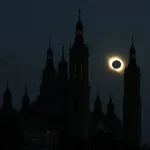 Silhouetted Gothic Cathedral Spires Against a Dark Sky with a Solar Eclipse Creating a Bright Halo Behind the Moon and Sun Miles De Personas Observan El Eclipse Total En Zaragoza Zaragozala Qué Hacer En Zaragoza