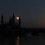 Silhouetted City Skyline with Ornate Towers Silhouetted Against a Twilight Sky a Partial Solar Eclipse Glowing Behind the Central Towers Reflected on the River Below Miles De Personas Observan El Eclipse Total En Zaragoza Zaragozala Qué Hacer En Zaragoza