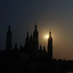 Silhouette of a Domed Cathedral at Sunset with a Solar Eclipse Reflected in the Water Miles De Personas Observan El Eclipse Total En Zaragoza Zaragozala Qué Hacer En Zaragoza
