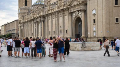 Crowd of Tourists in Front of a Grand Stone Cathedral with Ornate Arches and Statues Along Its Facade on a Wide Plaza Zaragozala | Agenda Cultural Ocio Y Planes En Zaragoza Zaragozala   Qué Hacer En Zaragoza