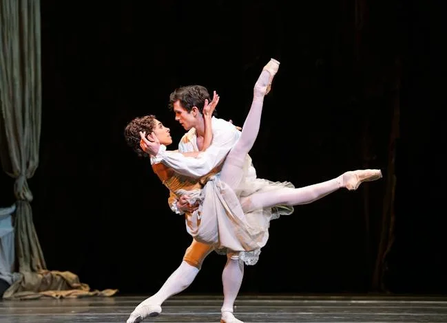 Yasmine Naghdi Y William Bracewell Interpretan Manon De the Royal Ballet Fotografía Foteini Christofilopoulou Royal Ballet and Opera