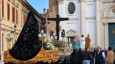 Pasos De La Semana Santa De Zaragoza Junto a La Seo Durante Los Preparativos De Ad Salvatorem