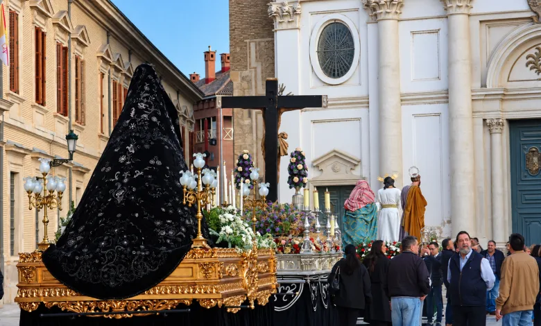 Pasos De La Semana Santa De Zaragoza Junto a La Seo Durante Los Preparativos De Ad Salvatorem